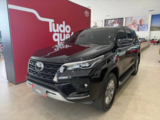 TOYOTA HILUX SW4 2.8 D-4D TURBO DIESEL SRX 7L 4X4 AUTOMÁTICO